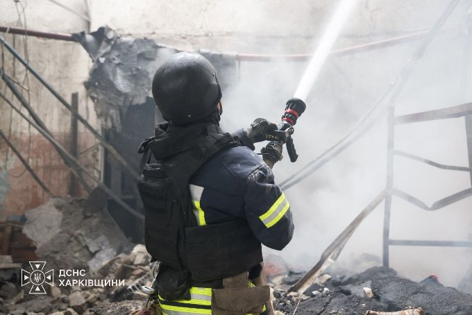 Новини Харкова: пожежа на підприємстві внаслідок обстрілу